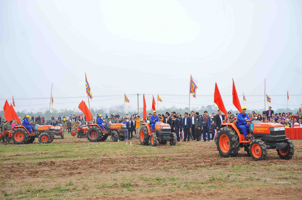 Đưa cơ giới hóa vào nông nghiệp trong ngày khai hội Tịch điền. (Ảnh: Minh Đức/TTXVN)
