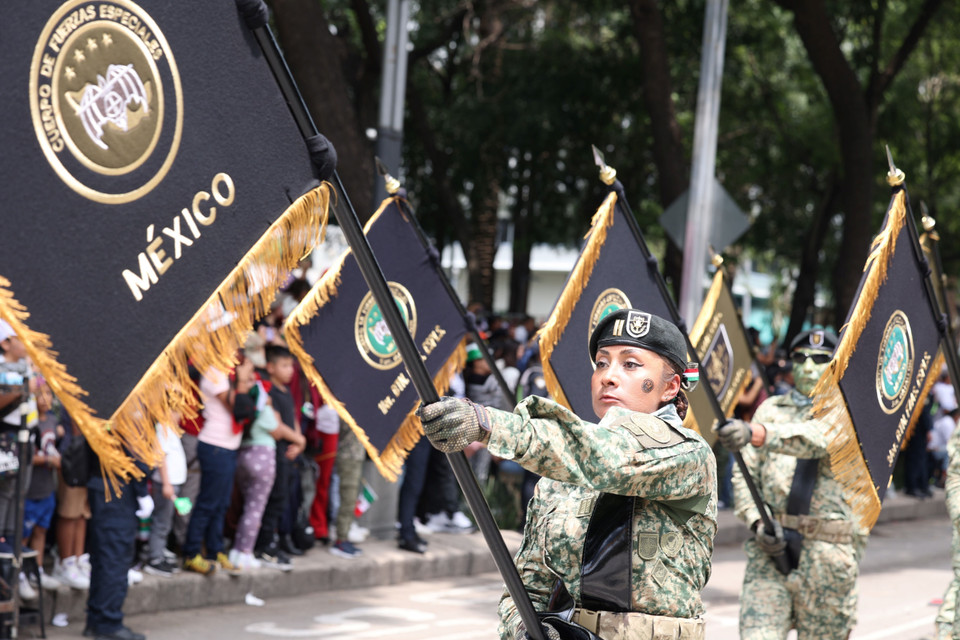 Lễ diễu binh diễn ra tại trung tâm Thủ đô Mexico City. (Ảnh: Phi Hùng/TTXVN)