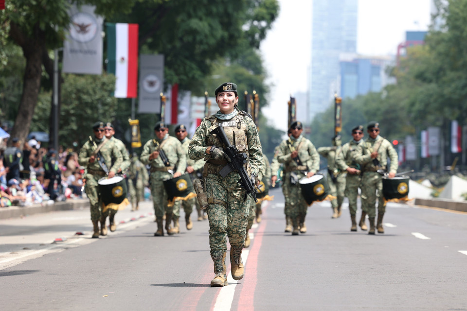 Mexico tổ chức diễu binh kỷ niệm 214 năm Ngày Độc lập ở Thủ đô Mexico City. (Ảnh: Phi Hùng/TTXVN)