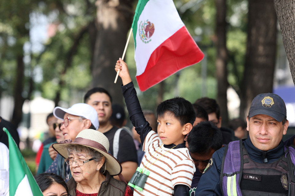 Người dân Thủ đô Mexico City theo dõi Lễ diễu binh kỷ niệm 214 năm Ngày Độc lập. (Ảnh: Phi Hùng/TTXVN)