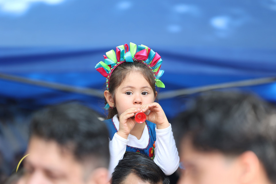 Người dân ở Mexico City theo dõi Lễ diễu binh. (Ảnh: Phi Hùng/TTXVN)