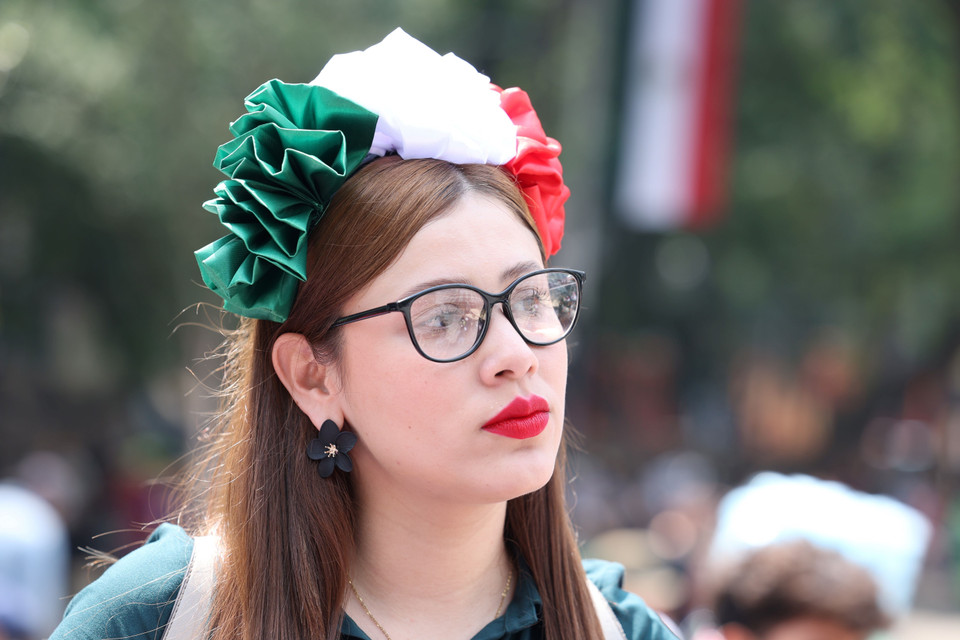 Người dân Thủ đô Mexico City theo dõi Lễ diễu binh. (Ảnh: Phi Hùng/TTXVN)