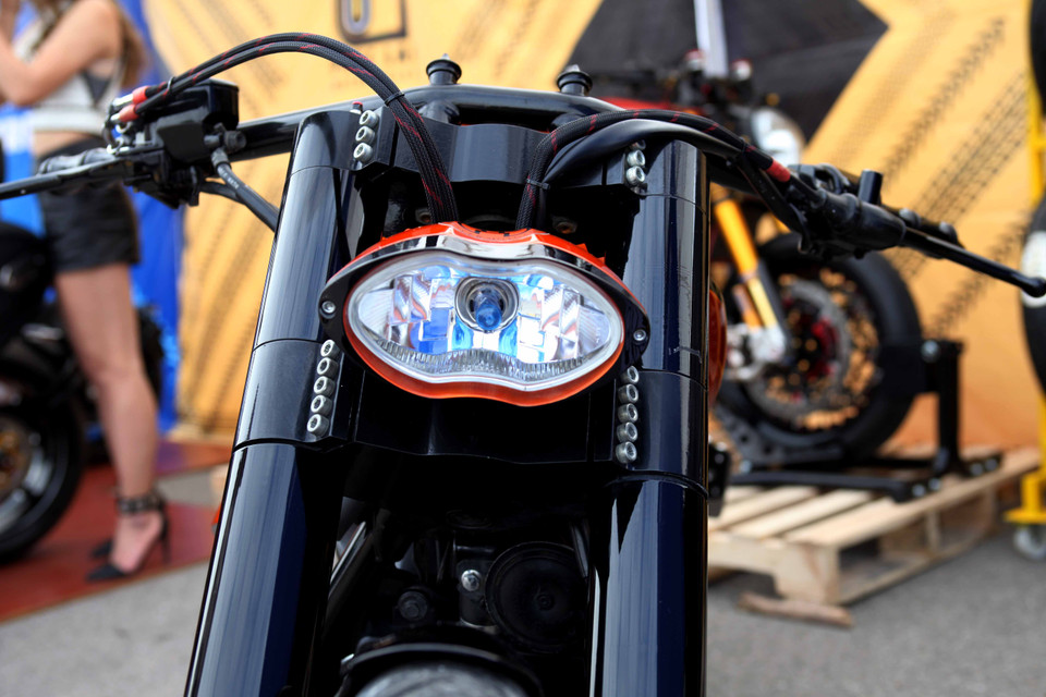 Cụm đèn pha được thu nhỏ, càng làm cho cặp phuộc trở nên nổi bật hơn.(Ảnh: Doãn Đức/Vietnam+)