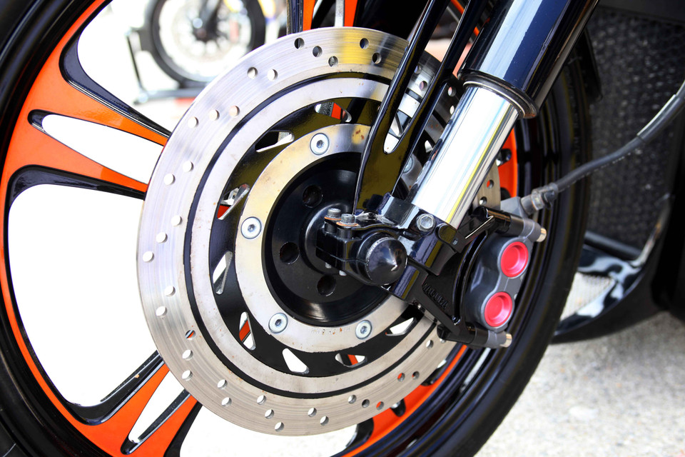 Đĩa phanh trước của chiếc xe được giữ nguyên, cùm phanh được nâng cấp lên loại 4 Piston Radial, cho hiệu quả phanh tốt hơn, tương tự những bản độ Harley-Davidson của Walz Hardcore. (Ảnh: Doãn Đức/Vietnam+)