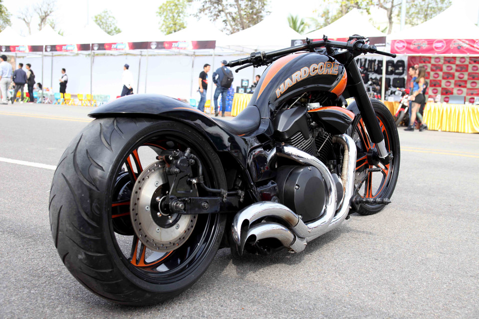 Đi kèm với cặp mâm khủng là lốp Dunlop kích cỡ 90/80 trang bị ở bánh trước và bánh sau là lốp Avon kích thước 250/40. (Ảnh: Doãn Đức/Vietnam+)