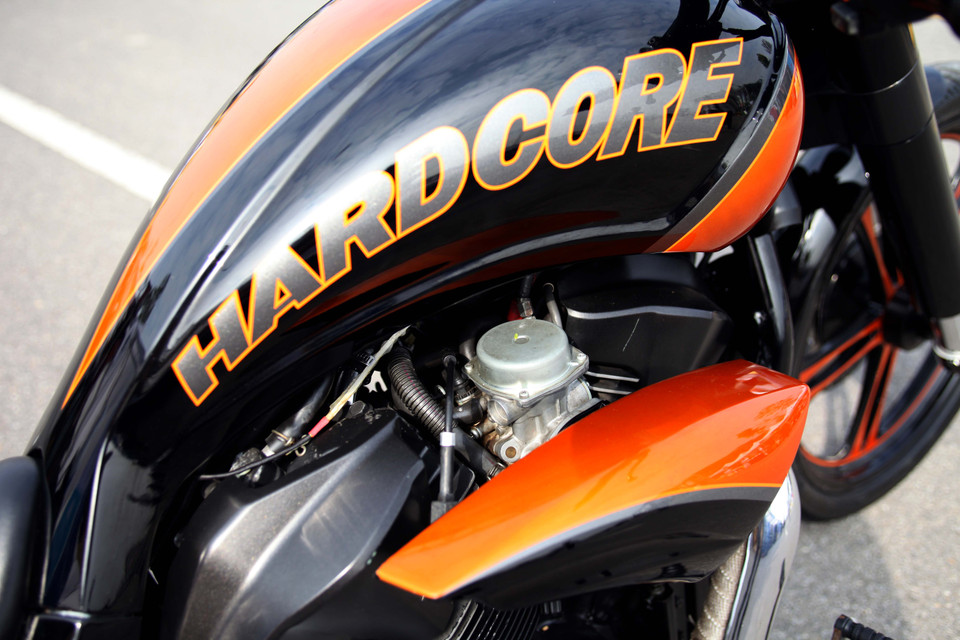 Bình xăng được làm lại với kích thước lớn hơn, thuôn dài cùng với dòng chữ “HARDCORE” chạy dọc theo bình xăng. (Ảnh: Doãn Đức/Vietnam+)