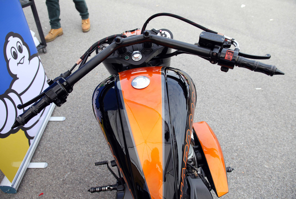 Ghi đông xe sử dụng loại Dragbar, kết hợp cùng bao tay CNC độc đáo, mang lại tư thế ngồi đầy phong cách. (Ảnh: Doãn Đức/Vietnam+)