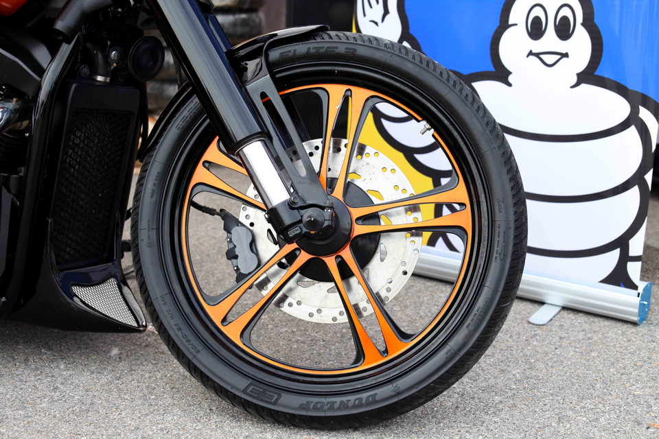 Cặp mâm nguyên bản được thay thế bằng cặp mâm 5 chấu kép, kết hợp 2 màu đen – cam, đường kính lên đến 21inch cho bánh trước và 18inch bánh sau. (Ảnh: Doãn Đức/Vietnam+)