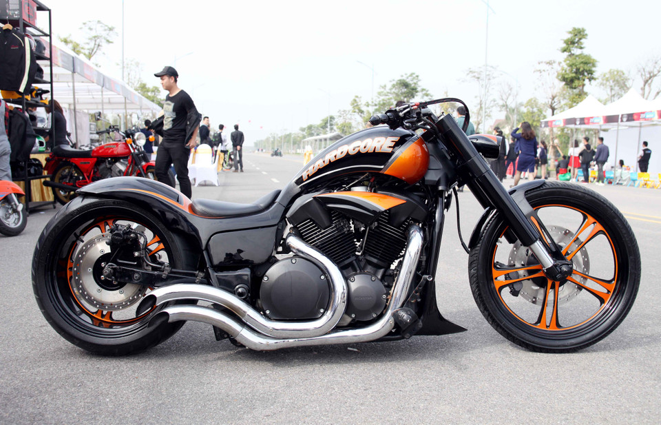 Riêng những phụ tùng độ trên chiếc xe này đã có giá trị lên đến 16.000 USD (khoảng 365 triệu đồng). Nếu tính gộp cả công thực hiện thì bản độ Honda VTX1300 “HARDCORE” này có thể dễ dàng đạt giá trị gần tỷ đồng. (Ảnh: Doãn Đức/Vietnam+)