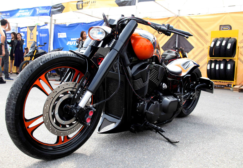 Phần đầu xe, gây ấn tượng đặc biệt bởi cặp phuộc ngược (Upsidedown-USD) cùng chảng ba hàng thửa được gia công CNC. (Ảnh: Doãn Đức/Vietnam+)