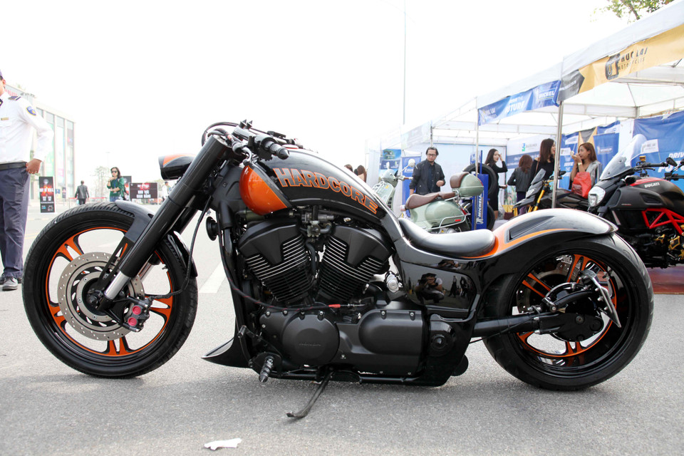 Một điểm đặc biệt nhất trên chiếc xe đó là hệ thống treo được thay thế bằng phuộc khí nén, mang lại cho chiếc xe khả năng nâng hạ gầm vô cùng độc đáo. (Ảnh: Doãn Đức/Vietnam+)