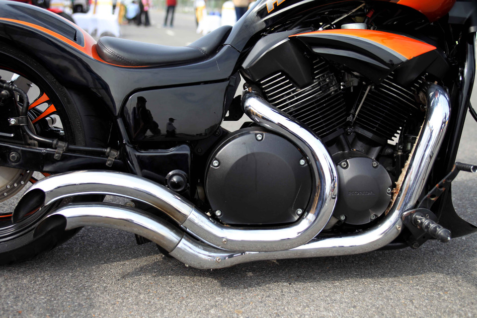 Điểm nổi bật nữa khi nhìn từ bên phải xe đó là cặp ống xả inox, được khéo léo uốn cong, ôm trọn phần vỏ động cơ và vắt về phía sau. Cặp ống xả này đem lại tiếng nổ to, đầy uy lực. (Ảnh: Doãn Đức/Vietnam+)