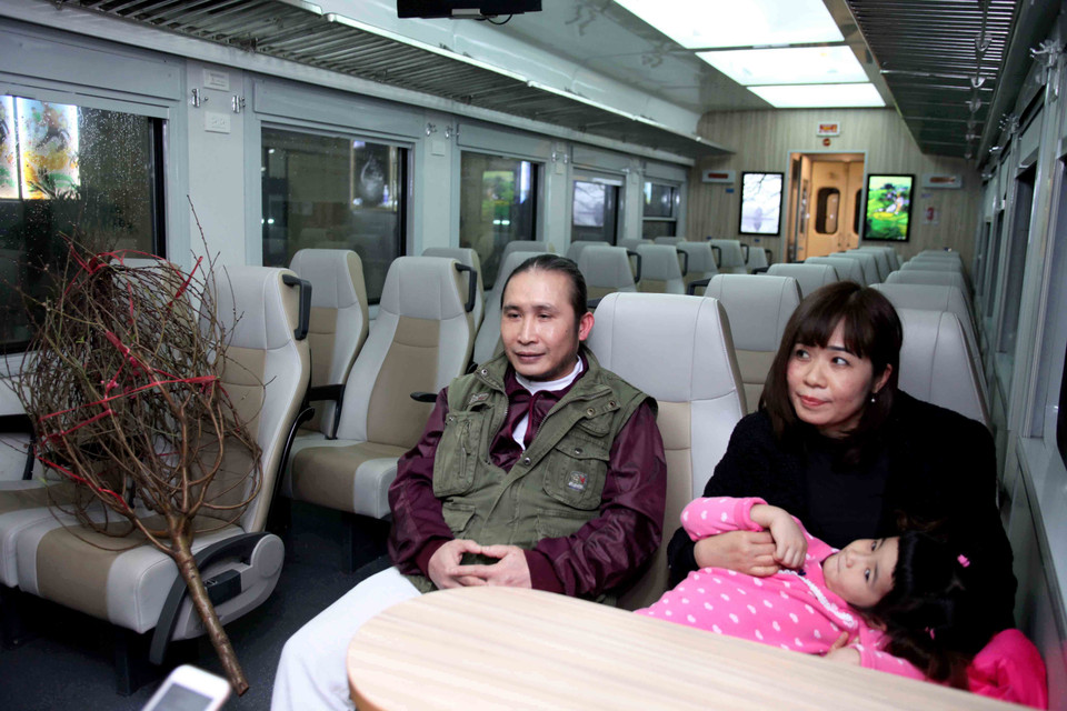 Anh Lực (Hoàng Mai, Hà Nội) cùng vợ con đón chuyến tàu vào miền Nam ăn tết. (Ảnh: Doãn Đức/Vietnam+)