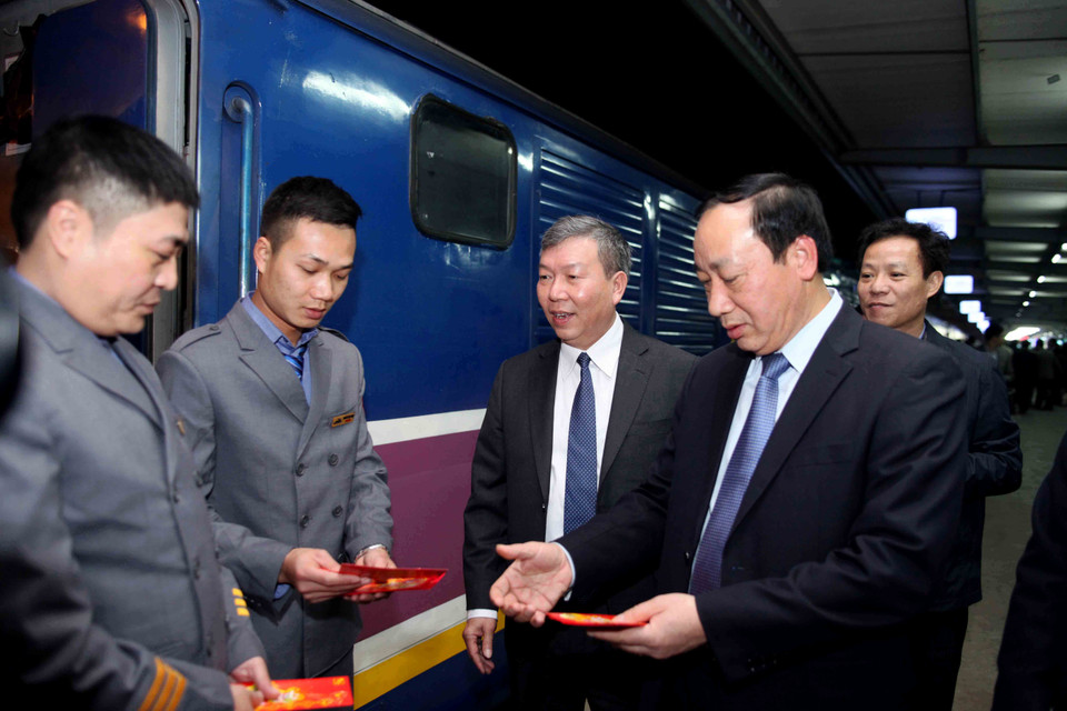 Thứ trưởng lì xì chúc tết tổ điều hành chuyến tàu cuối rời thủ đô trong năm 2015. (Ảnh: Doãn Đức/Vietnam+)