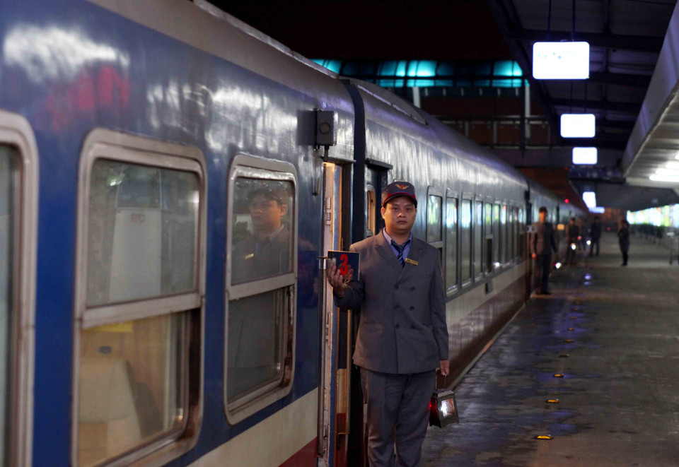 Sân ga Hà Nội trước khoảnh khắc giao thừa. (Ảnh: Doãn Đức/Vietnam+)