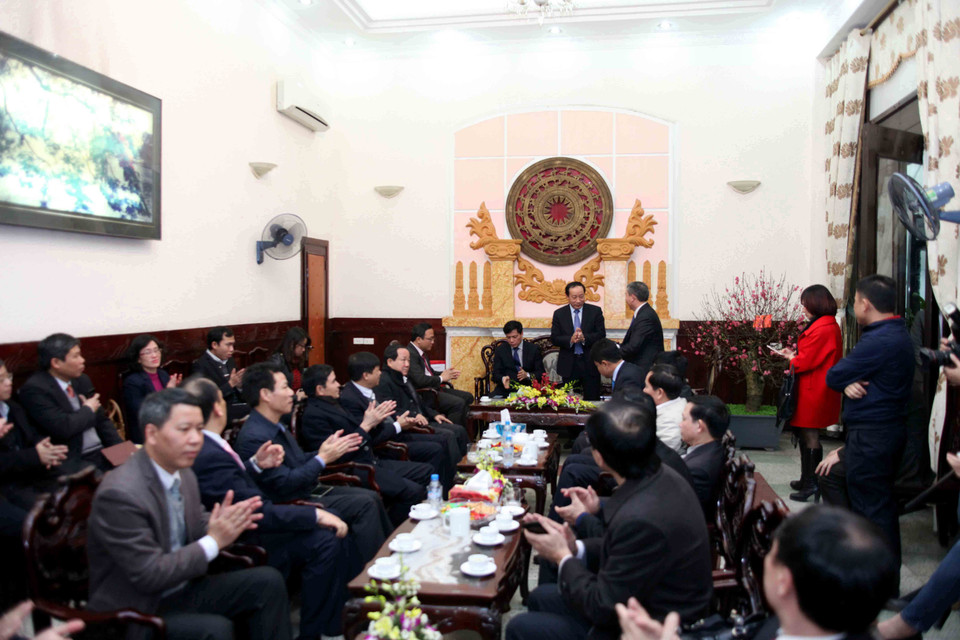 Thứ trưởng Bộ Giao thông vận tải Nguyễn Hồng Trường trao đổi với lãnh đạo, cán bộ nhân viên ga Hà Nội. (Ảnh: Doãn Đức/Vietnam+)