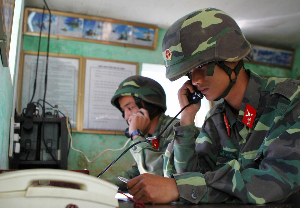 Cán bộ, chiến sĩ Lữ đoàn Phòng không 234 luyện tập báo cáo thông tin về sở chỉ huy. (Ảnh: Dương Giang/TTXVN)