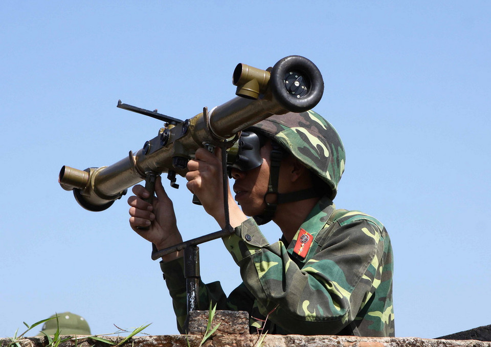 Theo dõi, đo cự li máy bay địch bằng máy đo xa. (Ảnh: Dương Giang/TTXVN) 