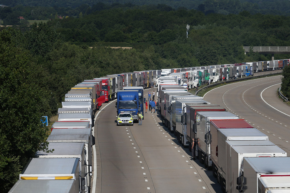 Lưu lượng các xe đi qua đường hầm đã bị gián đoạn nghiêm trọng do những người di cư bất hợp pháp cố gắng leo lên xe tải và ​tàu điện đi từ Pháp sang Anh. Lượng xe bị tắc phải ở lại qua đêm tại Calais dài tới vài km. (Nguồn: AFP)