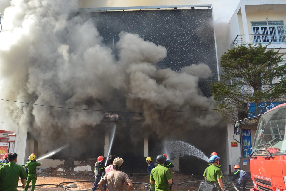 Theo ghi nhận của phóng viên tại hiện trường, ngọn khói bốc cao hàng chục mét, do quán bar chứa nhiều vật liệu dễ cháy nên công tác chữa cháy gặp rất nhiều khó khăn. (Ảnh: Đinh Văn Nhiều/TTXVN)