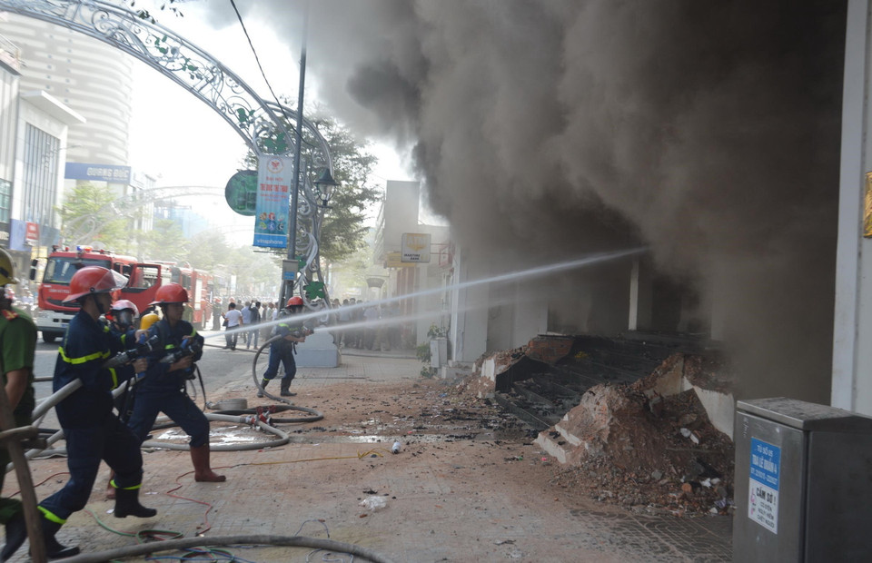 Lực lượng Cảnh sát phòng cháy chữa cháy thành phố Đà Nẵng đã điều động hơn 10 xe chữa cháy chuyên dụng cùng hàng chục cán bộ chiến sỹ đến dập lửa.(Ảnh: Đinh Văn Nhiều/TTXVN)