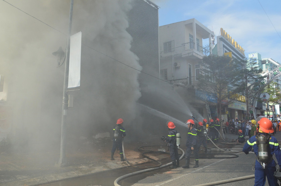 Khoảng 8 giờ, ngày 11/9, một vụ cháy lớn đã xảy ra tại quán Bar Leo Night Club, đường Lê Duẩn, quận Hải Châu, Đà Nẵng. (Ảnh: Đinh Văn Nhiều/TTXVN)