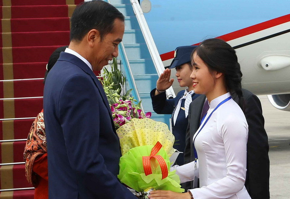 Chiều 11/9, Tổng thống Indonesia Joko Widodo và Phu nhân đã đến Hà Nội, bắt đầu chuyến thăm cấp Nhà nước tới Việt Nam từ ngày 11-12/9 và tham dự WEF ASEAN 2018. (Ảnh: Doãn Tấn/TTXVN)