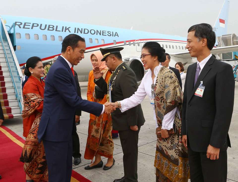 Các quan chức Đại sứ quán Indonesia tại Việt Nam đón Tổng thống Indonesia Joko Widodo và Phu nhân tại sân bay quốc tế Nội Bài (Hà Nội). (Ảnh: Doãn Tấn/TTXVN)