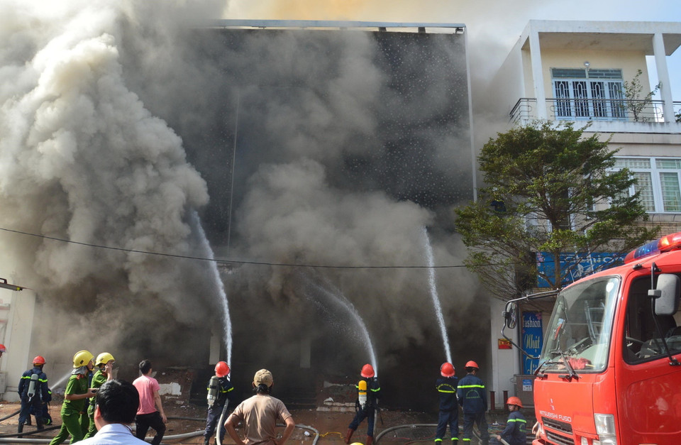 Lực lượng Cảnh sát phòng cháy chữa cháy thành phố Đà Nẵng tham gia dập lửa tại quán Bar Leo Night. (Ảnh: Đinh Văn Nhiều/TTXVN)