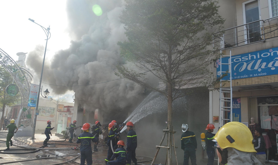 Lực lượng Cảnh sát phòng cháy chữa cháy thành phố Đà Nẵng tham gia dập lửa tại quán Bar Leo Night. (Ảnh: Đinh Văn Nhiều/TTXVN)
