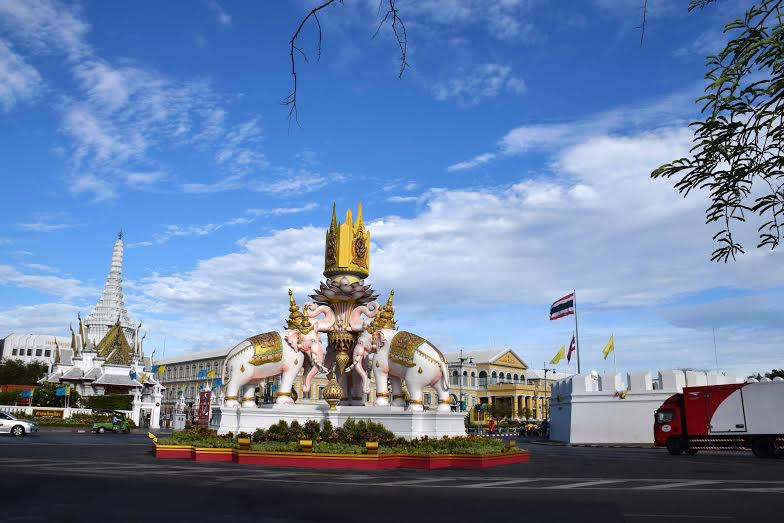 Tượng đài Voi trắng nâng biểu tượng Vương triều Chakri bên ngoài Hoàng Cung Thái Lan. (Ảnh: Sơn Nam/Vietnam+)