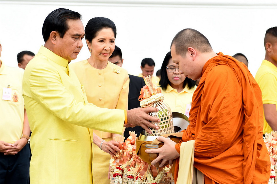 Các hoạt động kỷ niệm được bắt đầu bằng lễ dâng cơm cho các tăng lữ ở Hoàng cung với sự tham gia của 770 nhà sư, con số được cho là giúp mang đến sự thịnh vượng. (Nguồn: THX/TTXVN)