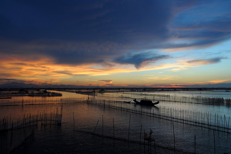 Đến với Đầm Chuồn, du khách sẽ được tận hưởng bầu không khí trong lành, thanh bình. (Ảnh: Hồ Cầu/TTXVN)