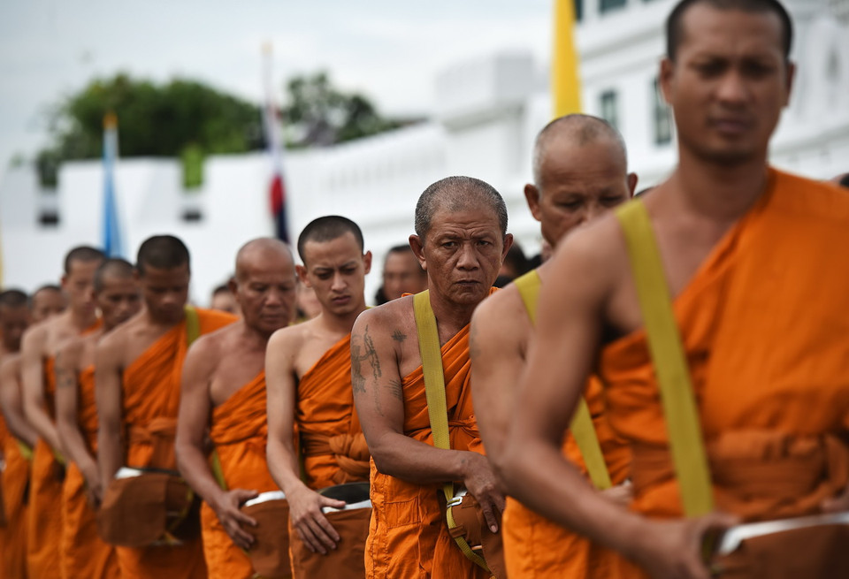 Các nhà sư xếp hàng tiến vàng Hoàng cung Thái Lan, ngày 9/6. (Nguồn: AFP)