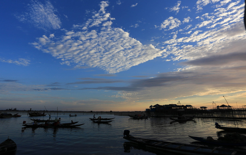 Bình minh trên Đầm Chuồn. (Ảnh: Hồ Cầu/TTXVN)