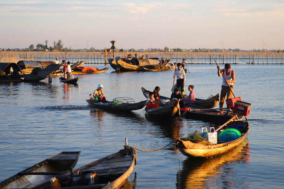 Thuyền cập bến Đầm Chuồn mang theo nhiều thuỷ hải sản đánh bắt được bán cho tư thương. (Ảnh: Hồ Cầu/TTXVN)