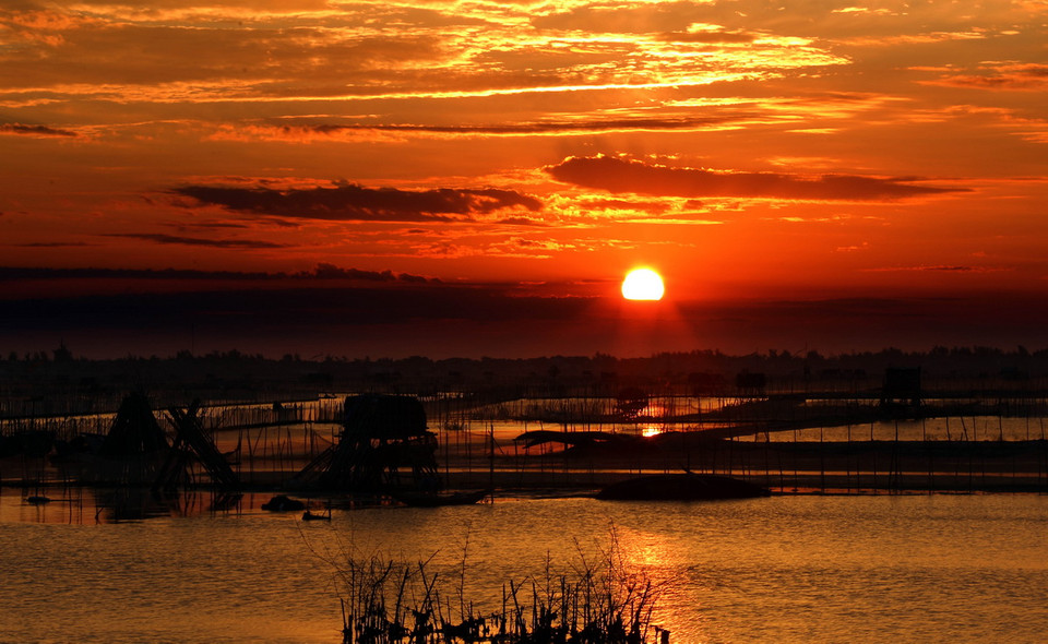 Bình minh trên Đầm Chuồn. (Ảnh: Hồ Cầu/TTXVN)