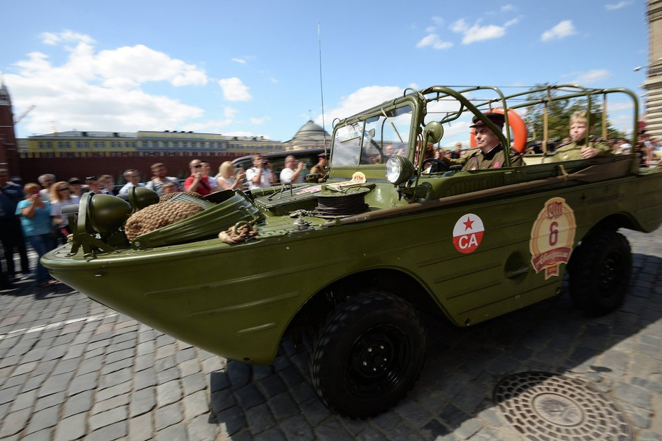 Cuộc đua còn có sự tham gia của nhiều xe quân đội. Chiếc xe GAZ-46 này được sản xuất vào những năm 1950 có trang bị mái chèo, chân vịt, máy bơm thoát nước. Chiếc xe này được phát hiện ở Minsk (Belarus) và phục hồi gần như nguyên vẹn. (Nguồn: Sputniknews)