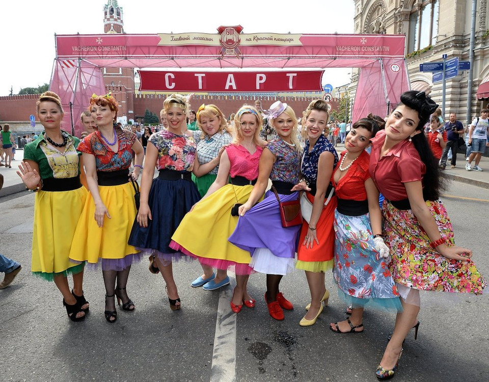 Các cô gái tại buổi đua xe cổ ‘GUM-Autrally ở Gor'kyclassic-2015’ ở Moskva. (Nguồn: Sputniknews)