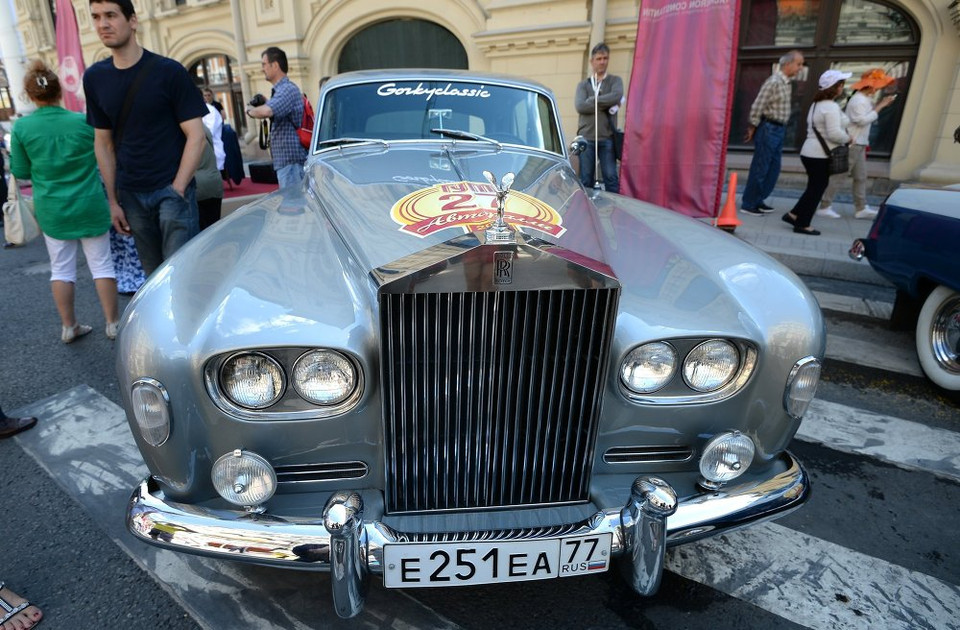 Chiếc Rolls-Royce màu bạc năm 1962 là thí sinh ngoại quốc duy nhất tại cuộc đua. (Nguồn: Sputniknews)