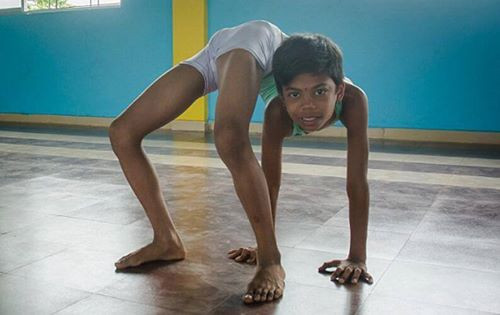 Cậu bé Aditya Kumar Jangum 13 tuổi (Ấn Độ) được mọi người đặt biệt danh là 'Người rắn.' (Nguồn: CCTVNews)