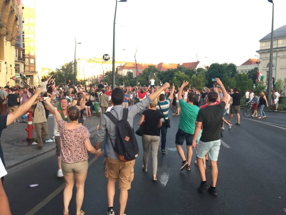 Các cổ động viên tràn ra đường. (Ảnh: Quốc Thịnh/Vietnam+)