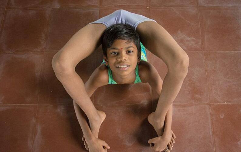 Trong vòng 8 năm qua, Aditya Kumar Jangum thường xuyên luyện tập môn uốn dẻo với hy vọng một ngày nào đó sẽ phá kỷ lục Guinness. (Nguồn: CCTVNews)