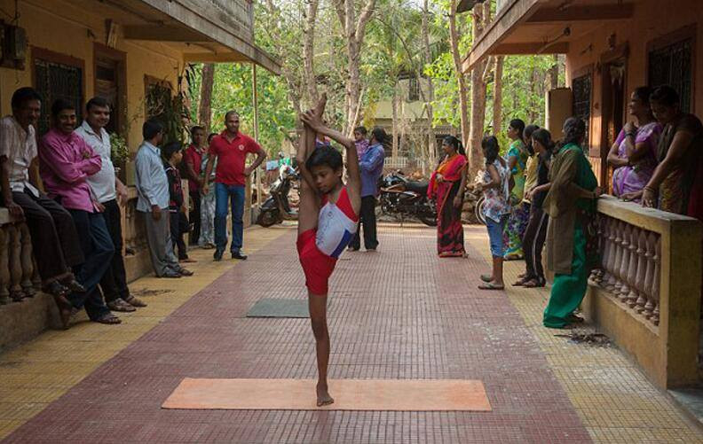 Khả năng của Aditya Kumar Jangum là món quà trời ban, em chỉ mất có 2 -3 năm để luyện tập những động tác khó. Em chia sẻ: 'Em sẽ cố gắng hơn nữa, bây giờ em vẫn chưa phải đạt tới mức hoàn hảo.' (Nguồn: CCTVNews) 