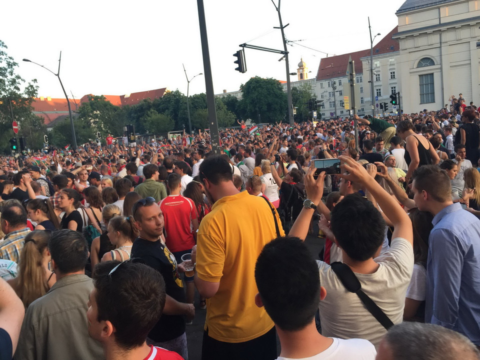 Dòng người vui mừng với kết quả đạt được. (Ảnh: Quốc Thịnh/Vietnam+)