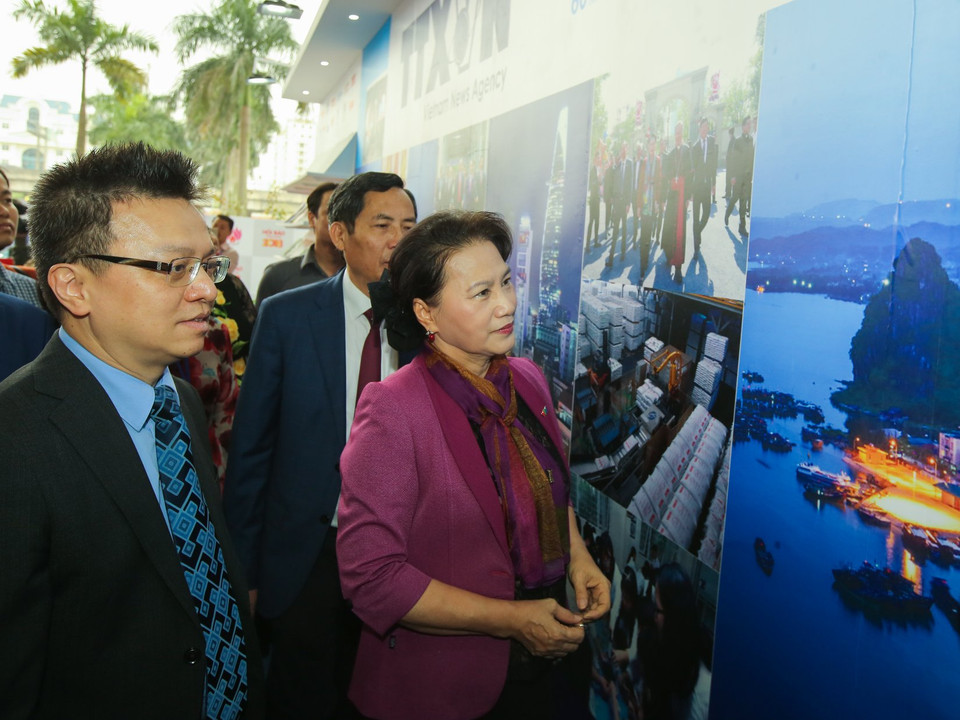 Chủ tịch Quốc hội Nguyễn Thị Kim Ngân thăm gian trưng bày của Thông tấn xã Việt Nam. (Ảnh: Minh Sơn/Vietnam+)