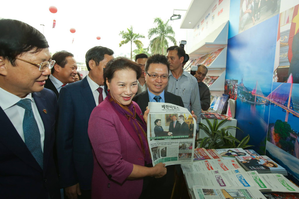 Chủ tịch Quốc hội Nguyễn Thị Kim Ngân thăm gian trưng bày của Thông tấn xã Việt Nam. (Ảnh: Minh Sơn/Vietnam+)