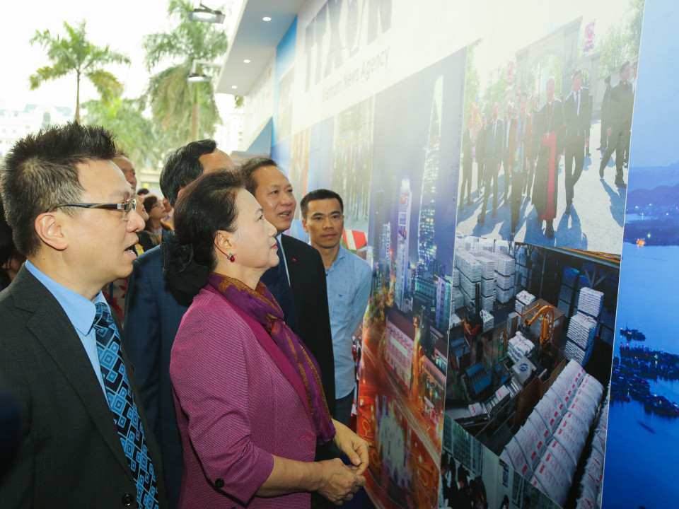 Chủ tịch Quốc hội Nguyễn Thị Kim Ngân thăm gian trưng bày của Thông tấn xã Việt Nam. (Ảnh: Minh Sơn/Vietnam+)