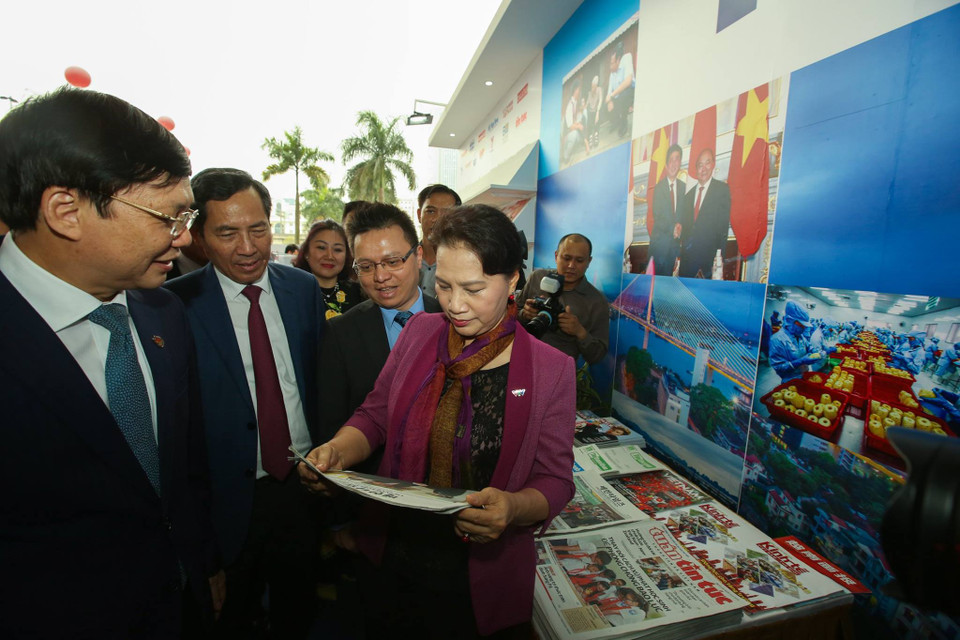 Chủ tịch Quốc hội Nguyễn Thị Kim Ngân thăm gian trưng bày của Thông tấn xã Việt Nam. (Ảnh: Minh Sơn/Vietnam+)