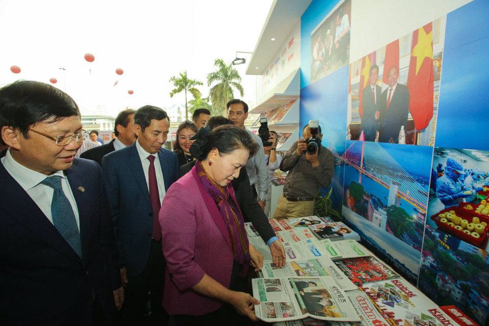 Chủ tịch Quốc hội Nguyễn Thị Kim Ngân thăm gian trưng bày của Thông tấn xã Việt Nam. (Ảnh: Minh Sơn/Vietnam+)